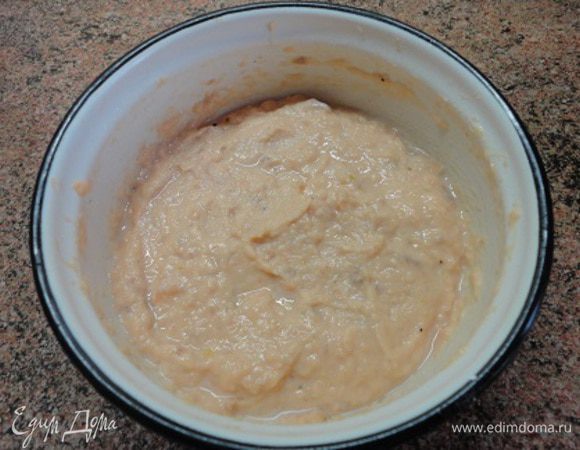 1.	Филе лосося без кожицы и костей измельчить миксером или блендером, посолить, поперчить, добавить молоко и яйцо. Перемешать и оставить в холодильнике на 1 час.