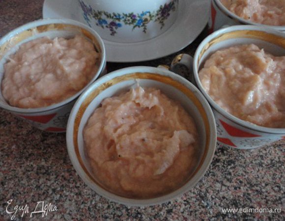 2.	Формочки смазать сливочным маслом и запекать в микроволновой печи 10 минут при 560 Вт.