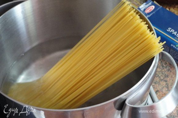 3. Спагетти отварить по инструкции на упаковке. Откинуть на дуршлаг и полить ароматизированным оливковым маслом ( у меня масло настояно на базилике).