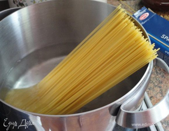 3.	Спагетти отварить по инструкции на упаковке. Откинуть на дуршлаг и полить ароматизированным оливковым маслом ( у меня масло настояно на базилике).
