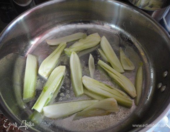 4.	В сковороде разогреть сливочное масло и слегка потушить в нем фенхель, затем вылить сливки и поварить фенхель при медленном кипении 5 минут. В конце заправить перцем, посолить, добавить мускатный орех.