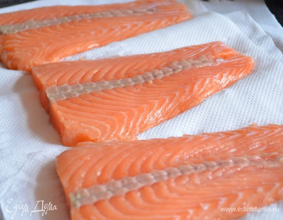 Чистое филе семги обсушивем бум.салфетками,режем на части.