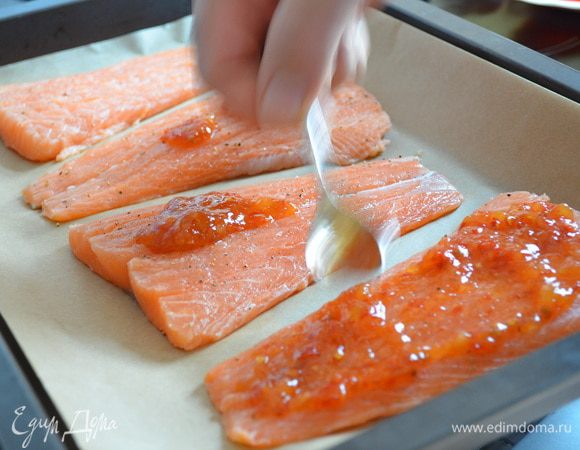 На лист застеленный пек.бумагой укладываем семгу.Затем на каждый кусочек намазываем пряной заправкой,тонким слоем,чтобы не стекала с рыбы.Ставим в разогретую духовку до 200 гр. на минут 20. Филе рыбы получается нежным ,а сверху вкусная карамель.