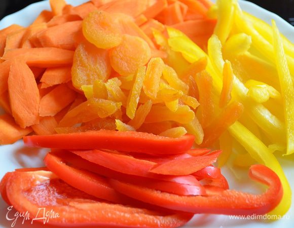 Лук нарезаем кольцами,морковь пластинками тонкими,паприку соломкой, курагy.