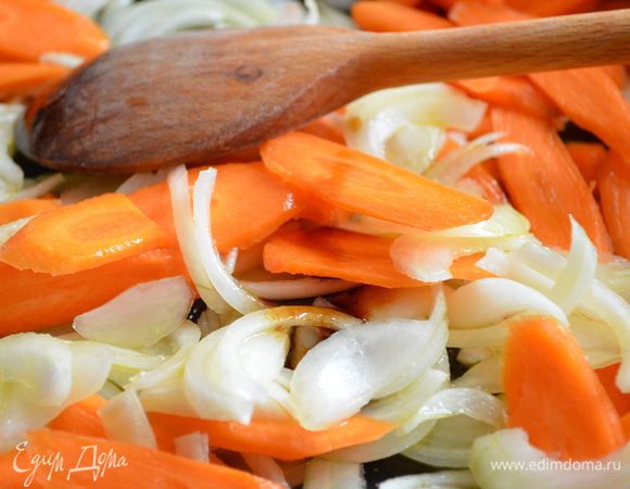 Все ингредиенты быстро обжариваем на раскаленной сковороде с небольшим количеством раст.масла.Затем соли,перчим,доливаем немного воды и гранатовый сироп,томим уменьшив огонь минут 10.