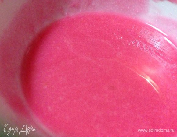 Для глазури сахарную пудру смешать с соком лимона. Добавить пищевой краситель. Я вместо красителя добавила 1 ст.л. сока лимона и 1 ст.л. сока черной смородины.