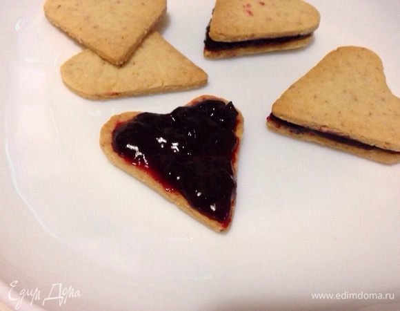 Печенье намазать конфитюром. В место конфитюра можно использовать густое варенье или джем! Я приготовила сама: черную смородину смешала с сахаром, оставила минут на 30. Потом проварила минут 7-10, часто помешивая. В конце добавила 0.5 ч.л. желатина, еще раз хорошо перемешала. Черной смородины - примерно 3 ст.л., а сахара - 2.5 ст.л.
