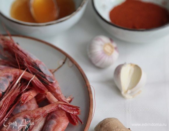 Креветки можно не очищать от панциря, просто сделайте надрез вдоль спинки ножницами, чуть раскройте и удалите кишку. Головы тоже оставьте. 
