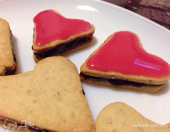 Украсить печенье глазурью.