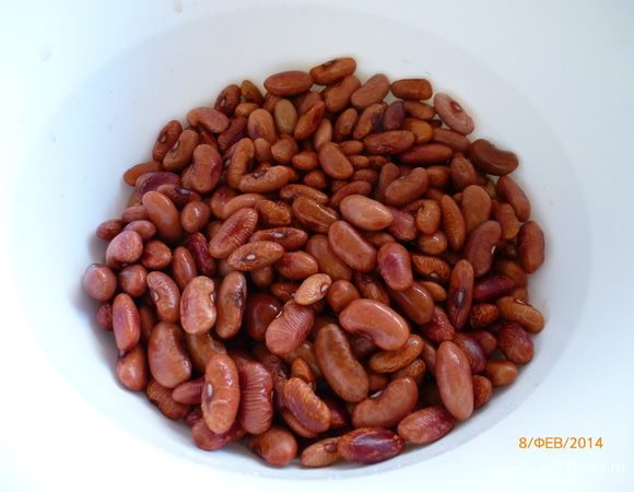 Фасоль необходимо заранее замочить в холодной воде и отварить до готовности. Я использовала фасоль пинто.