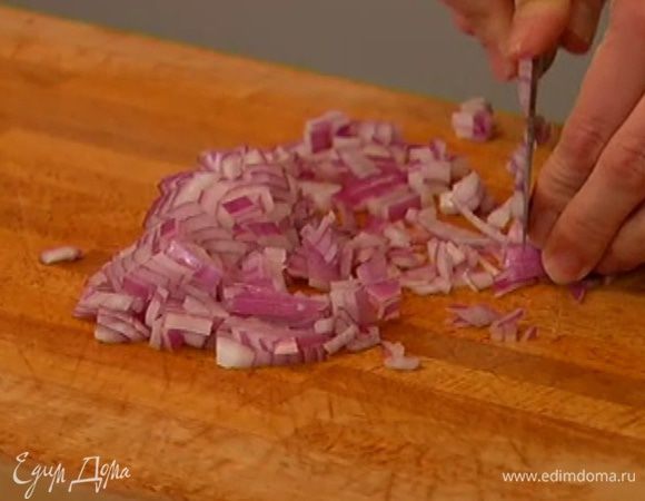 Лук почистить и мелко порубить.