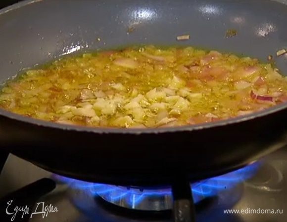 Добавить чеснок к луку и немного обжарить все вместе.