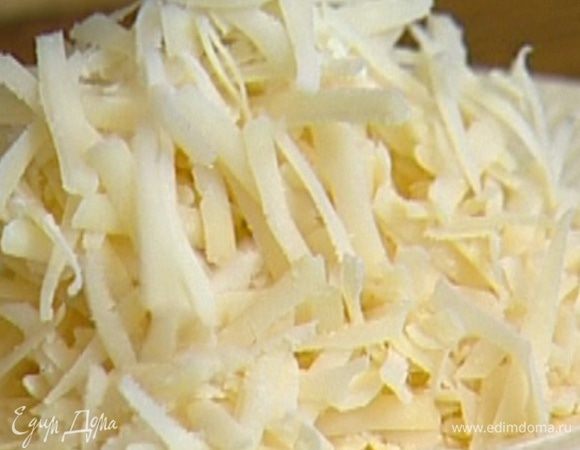 Пармезан натереть на крупной терке.