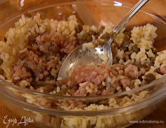 Соединить 2 ст. ложки отваренной перловки, 2 ст. ложки отваренной чечевицы, 2 ст. ложки отваренного риса, пармезан и яйцо, все посолить, поперчить и перемешать.