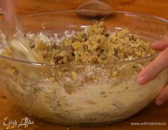 Добавить обжаренный лук с чесноком, всыпать муку, разрыхлитель и все еще раз перемешать.