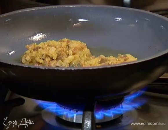 Сковороду, где обжаривался лук, протереть бумажным полотенцем, разогреть в ней оставшееся оливковое масло и ложкой выложить биточки на сковороду.