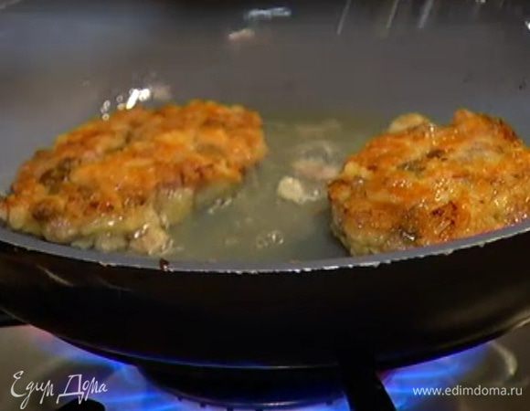 Обжаривать биточки по 2 минуты с каждой стороны.