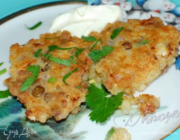 Готовые биточки посыпать петрушкой и подавать со сметаной.