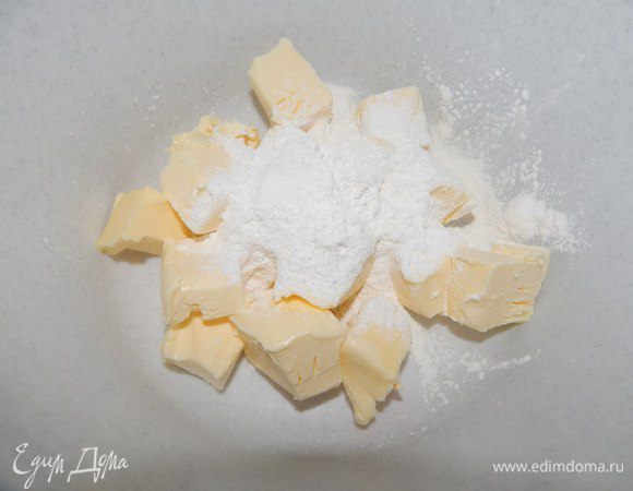 Масло взбить  с сахарной пудрой в крем.