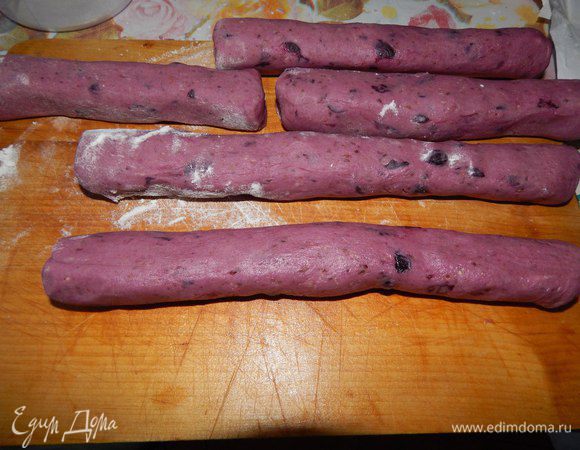Затем скатать "колбаски" и убрать в холодное место (на 30 минут или на 1 час).
