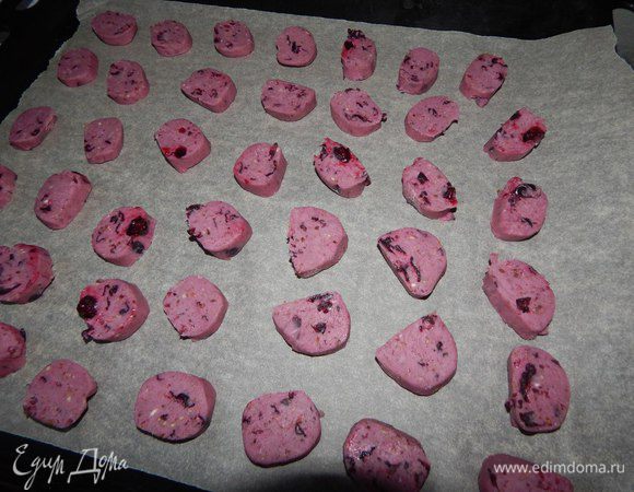 Разогреваем духовку до 180*С. Нарезаем кружочками печенье (примерно 5 мм толщиной). Печь около 15 минут. Печенье будет мягким, если продолжить выпекать то будет хрустящее, но будет теряться цвет. Немного полежит (на ночь) то будет самое то. С каждым днем лучше :) 