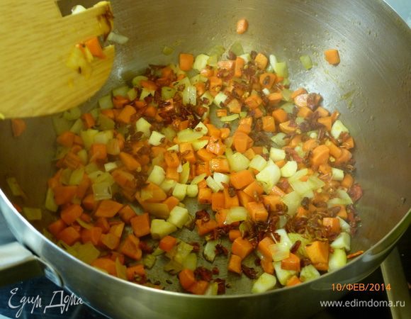 Обжаренную колбасу выкладываем на тарелку. Лук, морковь и чеснок нарезаем средним кубиком. На вытопившемся жире обжариваем лук и  морковь до золотистого цвета. Добавляем тмин, паприку и чеснок, обжариваем все еще пару минут.