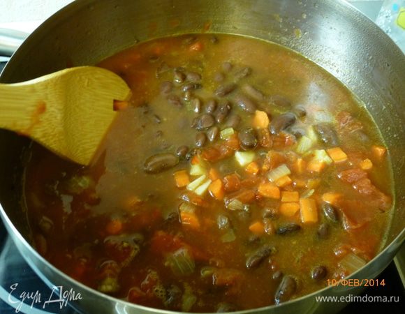 Вливаем овощной бульон, добавляем вареную фасоль и рубленные помидоры.  Готовим на среднем огне 30 минут, фасоль должна развариться.