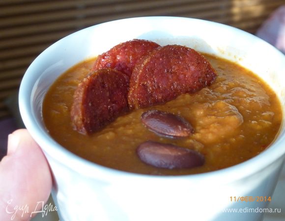 Измельчаем суп в блендере. Солим и перчим по вкусу. Готовый суп разливаем по тарелкам, украсив обжаренными кружочками чоризо. Приятного аппетита!