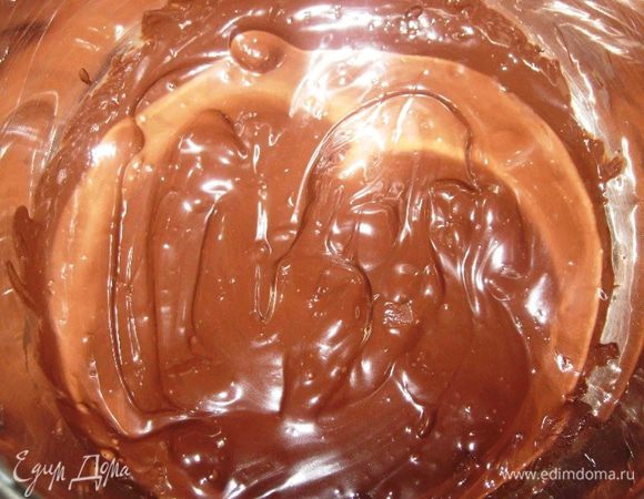 Растопить на водяной бане шоколад.