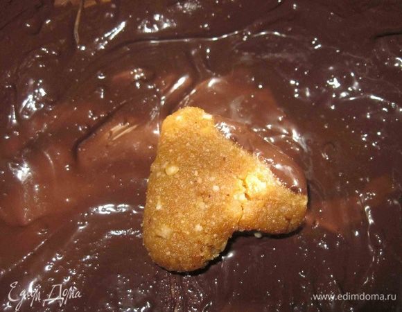 Аккуратно обмакнуть сердечки в шоколад. 

