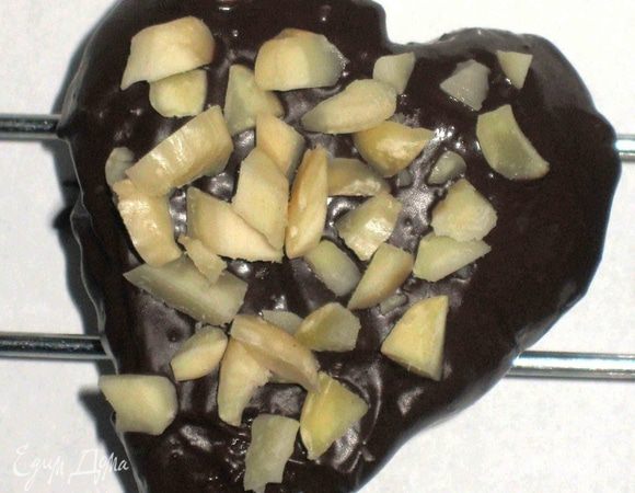 Шоколадные сердечки выложить на решетку. Сразу же, пока не застыл шоколад, слегка присыпать сверху ореховой крошкой.
