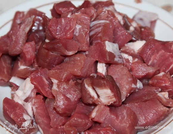 Свинину нарезаем на кусочки приблизительно 1 - 1,5 см.