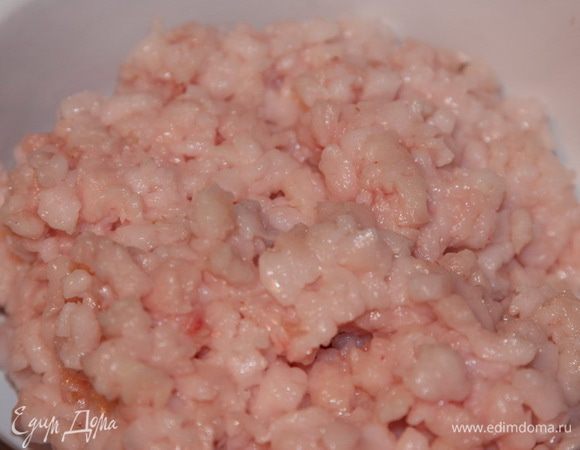 Мягкое сырое сало нарезаем очень мелкими кусочками. Такими. которые вас не будут раздражать в колбасе. Если вы не любите, чтобы сало попадалось на "зубок" тогда смелите на мясорубке. 