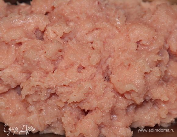 Куриное филе я пробила в чаше блендера на режиме "Пульсар" до получения однородной массы.