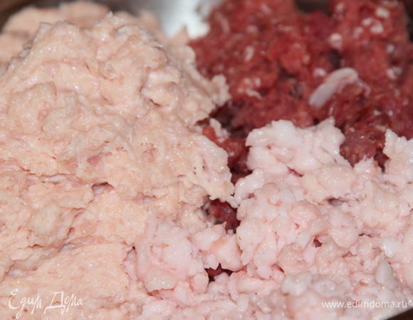 Свинину тоже пробила блендером до получения мелких кусочков. В большой емкости смешиваем свиное кусочки, куриный фарш и нарезанное мелким кубиком сало.