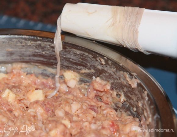 Подготовленную череву натягиваем на насадку (у меня старенькая мясорубка ручная. Не самый лучший вариант, но рады и этому). 