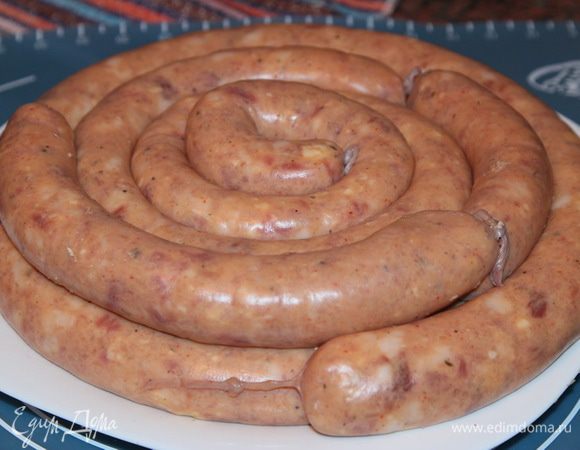 Начиняем череву фаршем. Получилось вот так совсем немало. Я забыла промерить сколько черевы у меня ушло, уж простите, пожалуйста...Но колбасы у меня получилось по весу ровно 2 кг. Это так, на всякий случай и для ориентира.