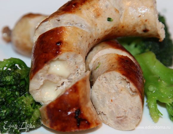 Признаюсь честно: в духовке я колбасу проворонила: все ходила и хвалила себя, какая я молодец! Поэтому она пересушилась. Было вкусно, но суховато. А вот отваренная, а потом обжаренная - в самый раз! Приятного аппетита! Соня, спасибо за пендаль!!!