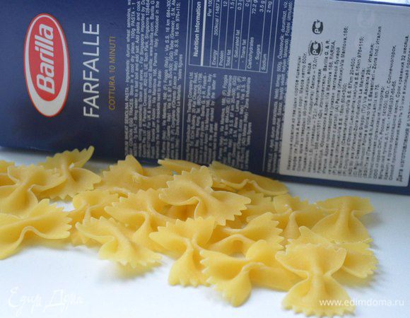 Макароны отварить в подсоленной воде до готовности, откинуть на сито, сбрызнуть растительным маслом.
Сливки довести до кипения, добавить сахар  и варить на слабом огне, помешивая , 3-4 минуты, до загустения.
Ягоды промыть, обсушить. Макароны выложить на тарелку, в центр уложить ягоды. Полить соусом. Buon appetito! 