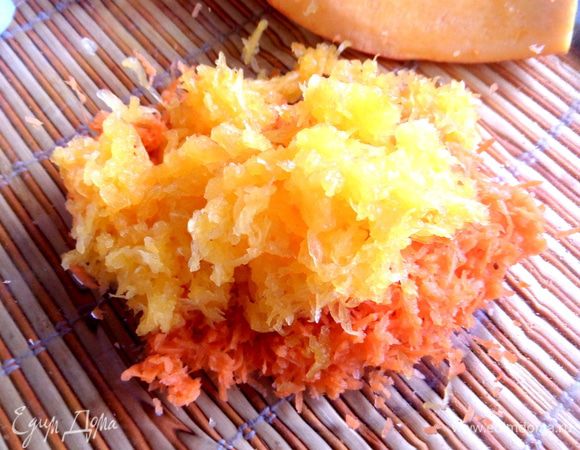 Тыквочка натёртая... Да-да, сырая, вполне вкусна в такой компании)))