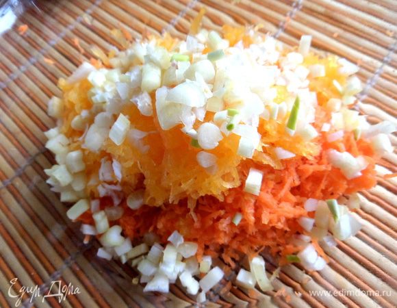 Сельдерей с чесноком смешиваем с овощами...
