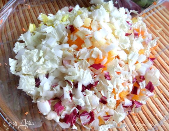 Высыпаем к ним салатные кусочки.