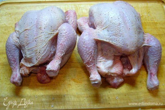 Цыплят (можно взять перепелок) вымыть, обсушить бумажным полотенцем. Натереть солью, свежемолотым черным перцем.