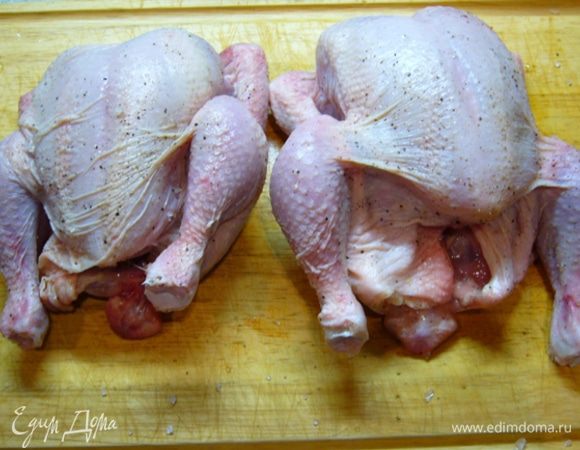 Цыплят (можно взять перепелок) вымыть, обсушить бумажным полотенцем. Натереть солью, свежемолотым черным перцем.