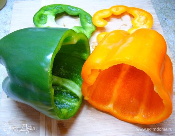 Перцы вымыть, высушить, удалить плодоножку и семена. Перцы нужно выбрать пошире, поровнее.
Духовку разогреть до 200 град.
