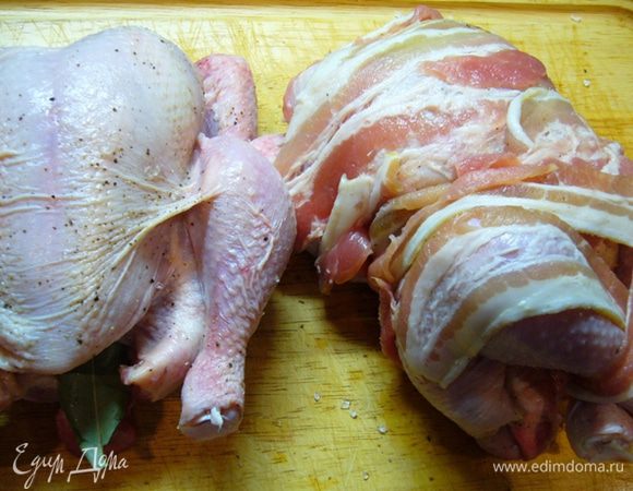 Внутрь каждого цыпленка вложить лавровый лист, обернуть беконом. Вот тут мне не повезло, бекон какой-то «рыхлый» попался, он рвался постоянно. Но вкусный! 