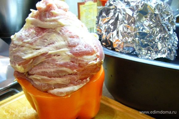 Устанавливаем цыплят в подготовленные перцы (ножками вверх), каждого смазываем сливочным маслом.