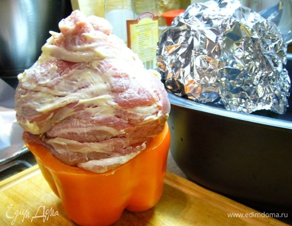 Устанавливаем цыплят в подготовленные перцы (ножками вверх), каждого смазываем сливочным маслом.