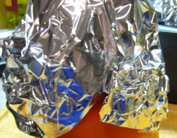 Накрываем цыпленка фольгой, помещаем фаршированные перцы в форму для запекания. 
Отправляем в духовку на 30 мин.
Через 30 мин. фольгу снимаем, а перцы с цыплятами возвращаем в духовку еще на 30 мин.
Приятного аппетита!
