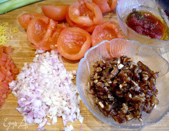 Приготовим все ингредиенты для фарширования филе. Финики избавим от косточек, мелко порежем. Натрем цедру лимона и выжмем сок. Из томатной пасты, 1 ст.л. оливкового масла, уксуса, измельченного кориандра, измельченного тмина, 1/2 ст.л. лимонного сока, соли и перца подготовим заправку для начинки. Помидоры зальем на пару минут кипятком, освободим от кожицы и семян и один помидор мелко порежем. Лук-шалот также мелко порежем. Смешаем заправку с финиками, нарезанным помидором, цедрой лимона, 1 ст.л. оливкового масла и луком-шалот.